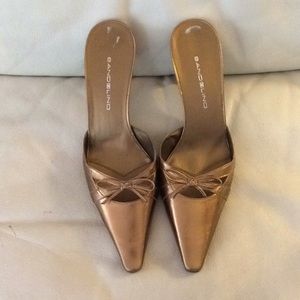 Bandolino gold heels